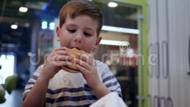 儿童晚餐吃食物，男孩午餐吃薯条和汉堡，男孩吃汉堡和法式